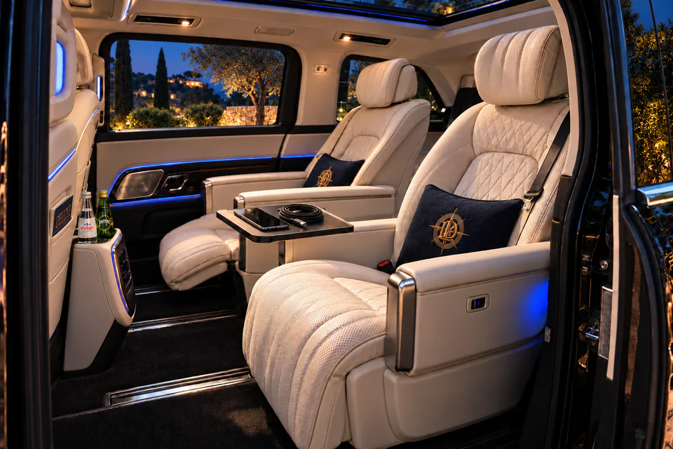 Salon de Mercedes Classe V VIP dans une ambiance de soirée privée