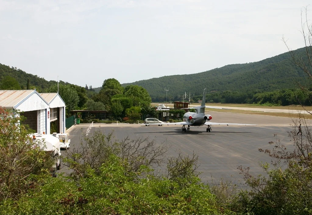 Aire de trafic de l’aéroport La Môle-Saint-Tropez, vue historique de 2004
