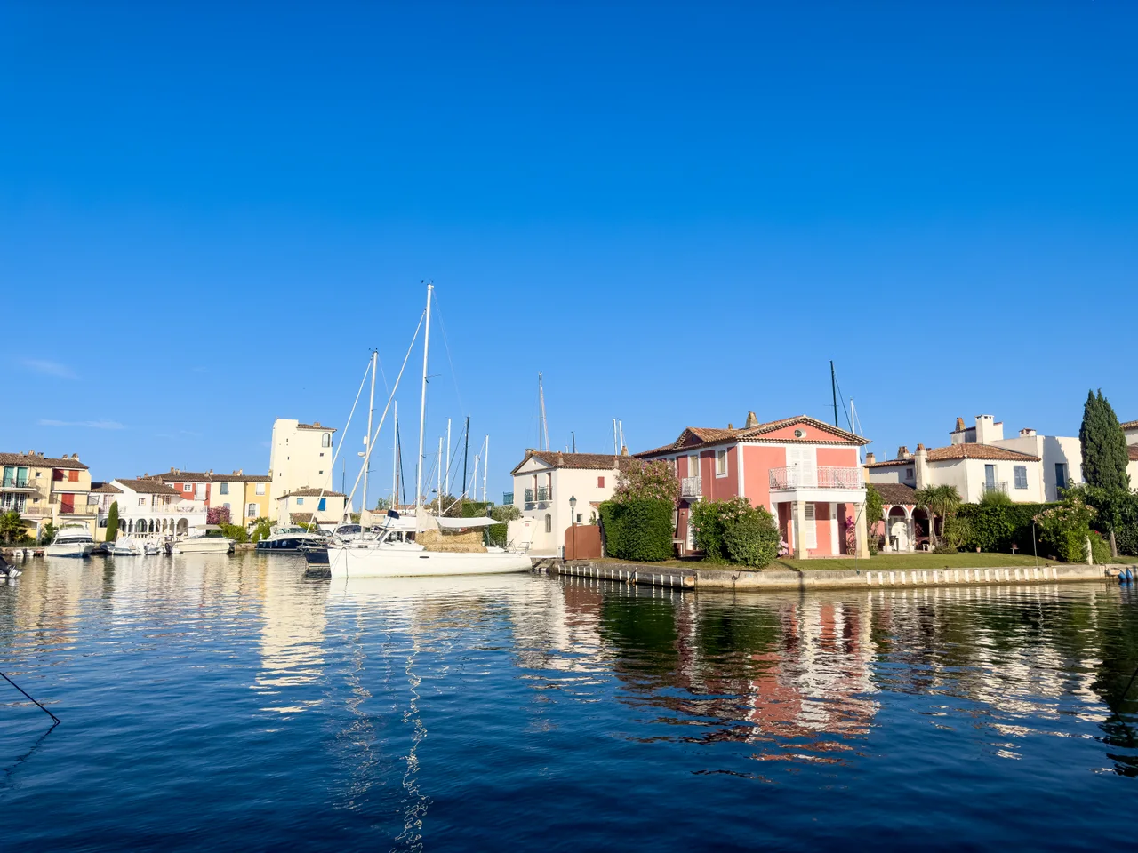 Maisons colorées et voiliers de la marina de Port Grimaud