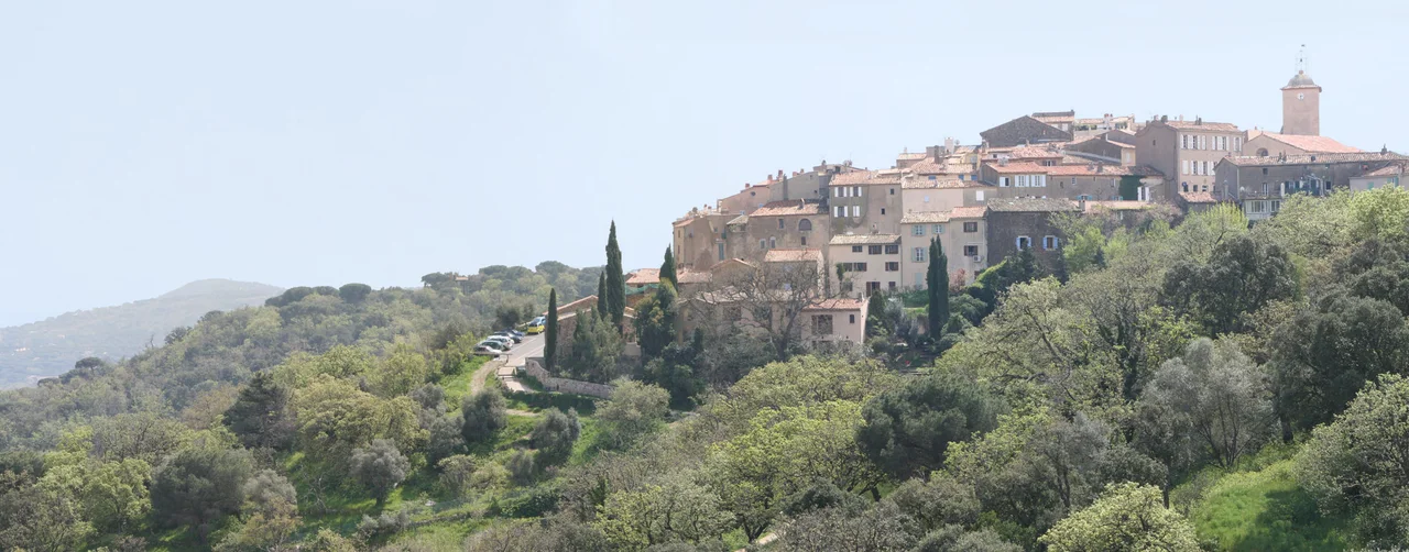 Village perché de Ramatuelle entouré de verdure